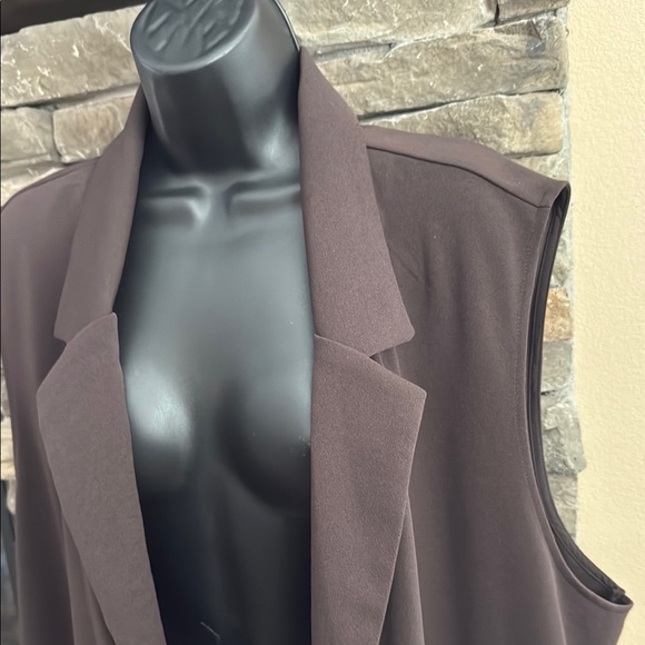 Elegant Brown Sleeveless Jacket - Picture 4 of 6